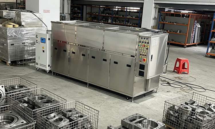 在精密機械加工、模具制造、汽車零部件生產等行業(yè)中，有一個讓生產主管和質檢人員都深感困擾的現(xiàn)實：一批銑刀、鉆頭或鉸刀完成加工任務后，清洗、裝刀、重新上機——看起來一切正常，但切削出來的工件表面光潔度卻時好時壞，尺寸穩(wěn)定性忽高忽低，良品率始終在90%上下徘徊，怎么也上不去。 問題出在哪里？刀具沒洗干凈。 這不是個案。在許多機械加工車間里，刀具清洗至今仍是一個被嚴重低估的環(huán)節(jié)。而恰恰是這個環(huán)節(jié)，正在悄無聲息地吞噬著車間的良品率。 一、刀具不凈，良品率的“隱形殺手” 刀具的潔凈度與加工良品率之間的關系，遠比表面看起來要緊密。 殘留切屑劃傷工件表面。 使用過的銑刀、鉆頭，其容屑槽中往往殘留著細小的金屬切屑。如果清洗不徹底，這些切屑在下次切削時會隨切削液一起被帶到工件表面，像砂紙一樣劃傷已加工面，導致表面粗糙度超標——工件直接判定為不合格。 油污燒結增加切削阻力。 切削油在高溫下會在刀具表面形成一層碳化油膜。這層油膜不僅增加了刀具與工件之間的摩擦系數，還會導致切削溫度升高，加速刀具磨損。磨損后的刀具切削性能下降，加工出來的工件尺寸偏差增大，良品率自然下滑。 污染物“轉移”到精密配合面。 對于使用量具或精密夾具進行測量的工序，刀具上殘留的油污和金屬粉末可能“轉移”到測量面上，造成測量偏差——明明刀具沒問題，測量結果卻顯示超差。 更致命的是，這些問題具有極強的滯后性。 刀具剛洗完時可能看不出問題，但裝回機床切削幾個工件后，光潔度開始下降、尺寸開始漂移——等到發(fā)現(xiàn)時，已經有一批零件面臨返工甚至報廢。 據統(tǒng)計，在機械加工行業(yè)中，因刀具清洗不徹底導致的加工質量問題，約占全部質量問題的相當大比例。刀具清洗，就是良品率的“隱形瓶頸”。 二、傳統(tǒng)清洗為什么“越洗越沒底”？ 許多工廠至今仍采用人工刷洗的方式——工人手持毛刷，蘸取清洗劑，一件一件地擦拭刀具。這種方式看似“可控”，實則存在三大致命短板： 費時費力，效率低下。 面對批量的銑刀、鉆頭、鉸刀或異形硬質合金零件，人工清洗需要大量工時，而且極易遺漏復雜刃口和凹槽內的頑固污漬。一個熟練工每小時最多處理幾十支刀具，如果每天需要清洗幾百支呢？清洗環(huán)節(jié)立刻成為產線瓶頸。 極易傷件，精度受損。 刀具的刃口、硬質合金的精密表面，經不起硬毛刷的反復摩擦。輕微劃傷或磕碰就可能導致刃口崩缺、尺寸超差，最終造成昂貴的刀具報廢或加工精度下降。更糟糕的是，人工刷洗的力度和手法因人而異——同樣的刀具、同樣的清洗方式，昨天洗得干凈，今天就不行，完全依賴操作人員的狀態(tài)和經驗。 夠不著的地方，永遠是死角。 銑刀的螺旋容屑槽、鉆頭的冷卻孔內壁、絲錐的螺紋牙谷——刷毛永遠到不了這些部位。殘留的切屑和油污依然牢牢附著，在下一次切削時“準時”出現(xiàn)，毀掉工件。 傳統(tǒng)清洗不是不努力，而是從物理原理上就無法同時實現(xiàn)“高效率”“深層次”和“不傷件”三個目標。 三、超聲波清洗：讓刀具良品率“脫胎換骨”的方案 有沒有一種方法，既能徹底洗凈刀具的死角，又完全不需要接觸工件表面？ 答案是大型超聲波清洗機。 超聲波清洗技術的核心原理是高頻聲波在液體中產生的“空化效應”：數以萬計的微小氣泡在工件表面瞬間爆裂，產生強大的微沖擊波，將附著在刀具溝槽、硬質合金孔隙內的油污、碎屑“炸”離表面。整個過程中工件與清洗介質之間沒有硬性摩擦，不傷基體、不改變尺寸、不破壞精度。 清洗液能夠到達任何液體可以浸潤的區(qū)域——包括人工刷洗永遠夠不到的螺紋根部、冷卻孔內壁和刃口夾角。 對于刀具這類對尺寸公差要求極為嚴苛的零件，超聲波清洗是目前公認的“無損清潔”最佳方案。 更重要的是，它帶來的是整個清洗工序的標準化與可追溯：每一批刀具清洗后的潔凈度一致，不會因為工人疲勞或手法差異而忽好忽壞；硬質合金零件表面無劃傷，良品率大幅提升。 操作人員只需將工件放入特制清洗籃，按下啟動鍵，幾分鐘后取出便是煥然一新的潔凈表面。車間不再需要配備專門的清洗崗位，員工可以轉移到更有價值的技能型崗位上。 四、潔泰超聲：讓“良品率提升”從愿景變?yōu)楝F(xiàn)實 深圳潔泰超聲洗凈設備有限公司（官網：http://346366.cn/）專注工業(yè)超聲波清洗設備研發(fā)生產超過20年，在東莞厚街擁有上萬平米自有廠房，是業(yè)內公認的源頭技術型廠家。 潔泰的產品線覆蓋了從單槽手動清洗機到多槽全自動清洗線，能夠滿足各行各業(yè)對大型超聲波清洗機的需求： 各類金屬切削刀具：銑刀、車刀、絲錐、鉸刀、鉆頭、齒輪刀具等，無論尺寸長短、形狀復雜程度，都能找到匹配的清洗方案。 硬質合金零件：硬質合金刀片、拉絲模、沖頭、耐磨零件等，確保在徹底除油除垢的同時，不損傷涂層、不改變表面光潔度。 精密模具與鑲件：模具型腔、滑塊、頂針等細微結構，無死角清潔。 汽車零部件、五金沖壓件等工業(yè)領域常見的難洗工件。 潔泰的核心優(yōu)勢在于非標定制能力。如果您的刀具長達半米以上，或者需要清洗大批量細小硬質合金零件，標準機槽體尺寸無法滿足——潔泰可以根據您的實際工件尺寸、產量節(jié)拍、清洗劑種類等，量身設計制造大型超聲波清洗機，包括多槽聯(lián)動、循環(huán)過濾、加熱恒溫、自動上下料等附加功能，真正做到“不挑工件，只出效果”。 良品率的提升很快就可以將原先的人工差次抹平，節(jié)省的不只是人力，也是反復補洗或零件報廢的成本負擔。更重要的是，潔泰全系產品即便在企業(yè)要求高苛去除強度的界面上，仍然能做到無多余人工輔助，清洗劑消耗量也整體降低。 五、良品率提升，從選對清洗方案開始 刀具的潔凈度從來不是“錦上添花”的小事——它直接關系到加工精度、刀具壽命、產品良率和交付周期。當人工刷洗在效率和效果上都觸及物理極限時，超聲波清洗方案正成為越來越多車間提升良品率的標準配置。 選對設備、選對方案，才能讓每一把刀具“洗得干凈、用得長久、切得漂亮”——讓良品率從90%走向99%，從“時好時壞”走向“批批達標”。