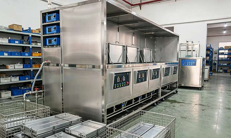 金屬工件氧化層去除 | 超聲波清洗機提升導(dǎo)電與密封性能 | 潔泰超聲